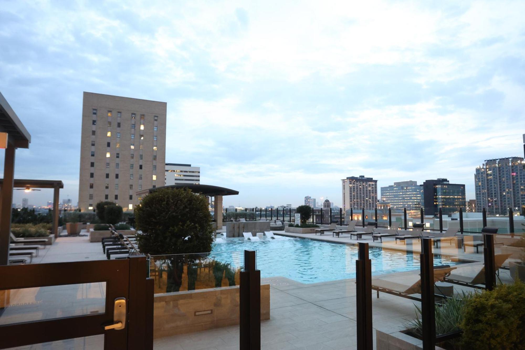 Houston'S Downtown Oasis Exterior photo